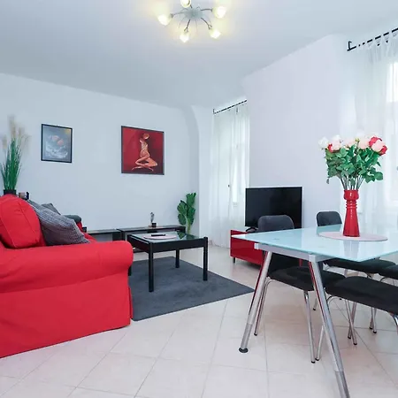 Spacious Steps From The Centre *