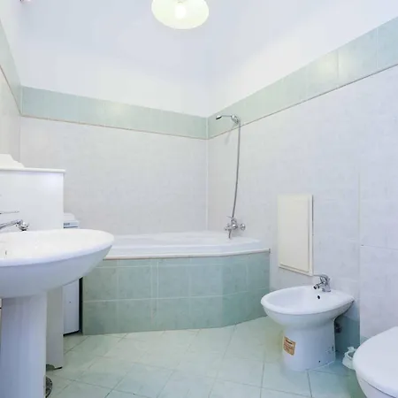 Spacious Steps From The Centre Appartamento *